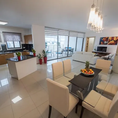 Skylight Megaron * לרנקה