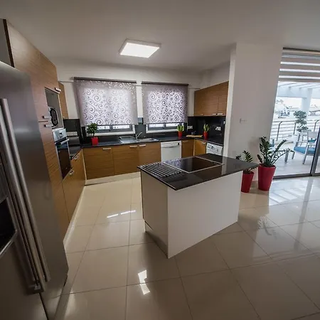 Skylight Megaron לרנקה